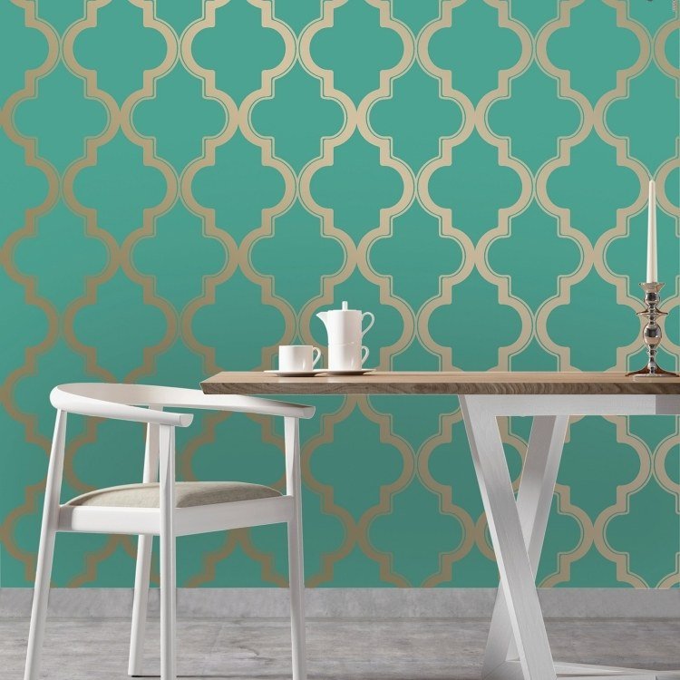 gyllene-tapeter-moderna-prydnader-mint-grönt-bas-färg-bord-stol-vit