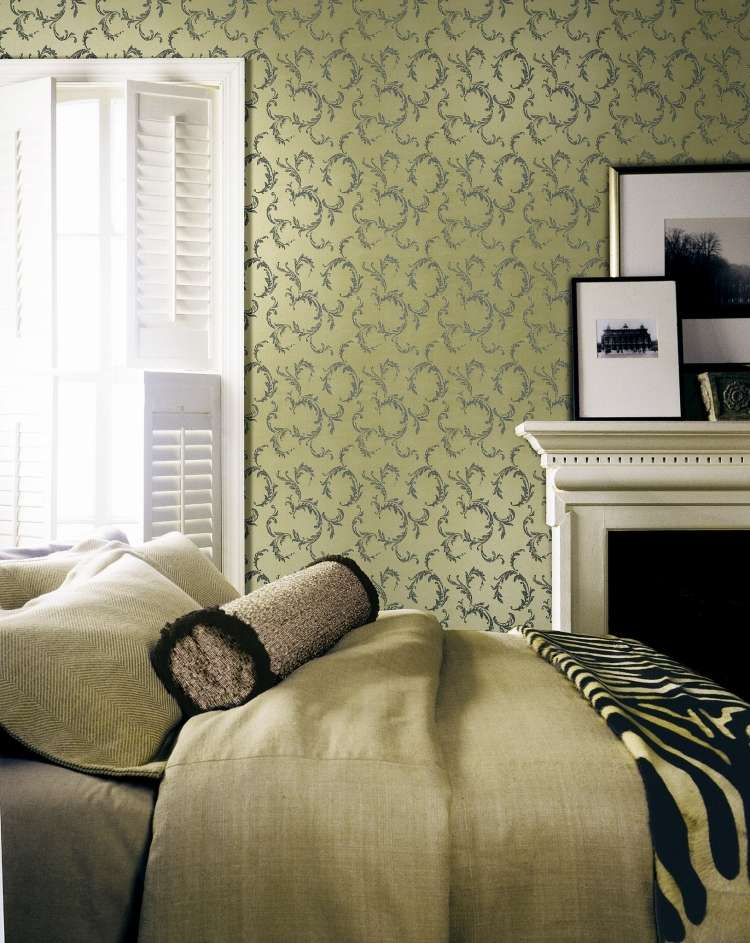 gyllene-tapeter-modern-elegant-säng-sovrum-mönster-öppen spis-dekoration