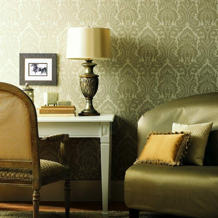 gyllene tapeter-moderna-eleganta-barock-mönster-prydnader-soffa-stoppade-skrivbord
