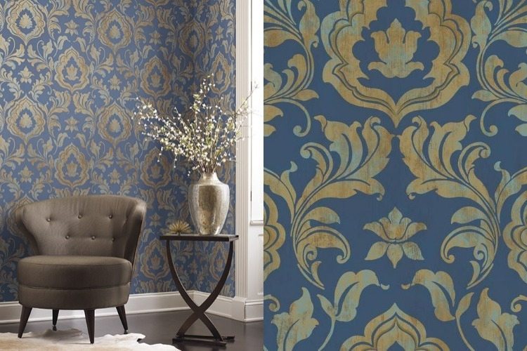 gyllene-tapeter-modern-barock-mönster-blå-fåtölj-klädsel-grå