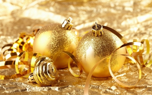 Gyllene bollar Juldekorationer gör ett bord fantastiska bandsmycken