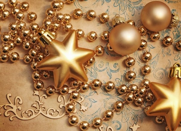 Jul nyår dekoration stjärnor gyllene kedjor guld optik iriserande