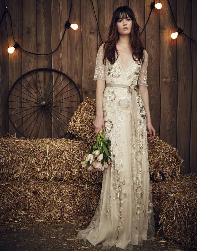 guldbröllopsklänning satinbälte spetsar ärmar stickade blommönster organza toppskikt