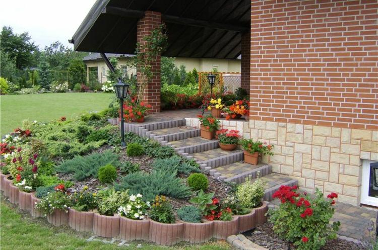 Granitpalisader runt-trappor-landskapsarkitektur-blommor