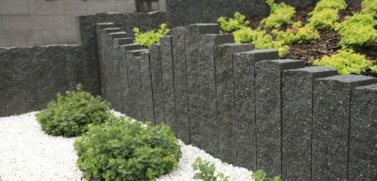 granit-palissad-svart-vit-sten-buske-grön