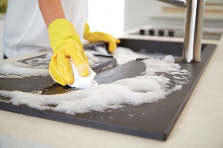 Använd gummihandskar när du rengör granitfat med tvål och vatten utan kemikalier