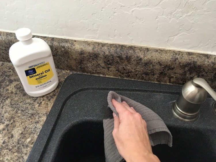 Uppnå en glans med mineralolja när du rengör och polerar ett handfat i granit