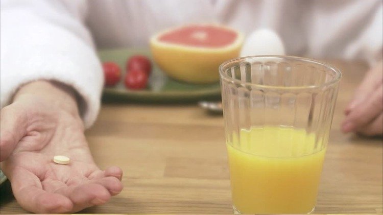 Äldre patienter med grapefrukt -interaktionspiller och glas med juice