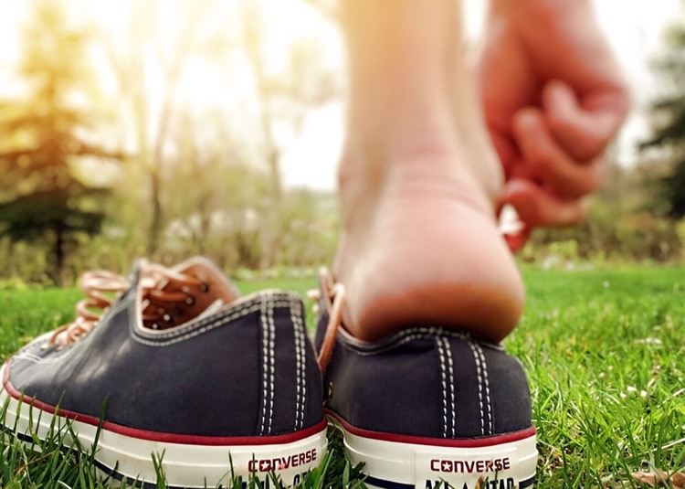 Ta bort gräsfläckar Hur man rengör skor igen Tips