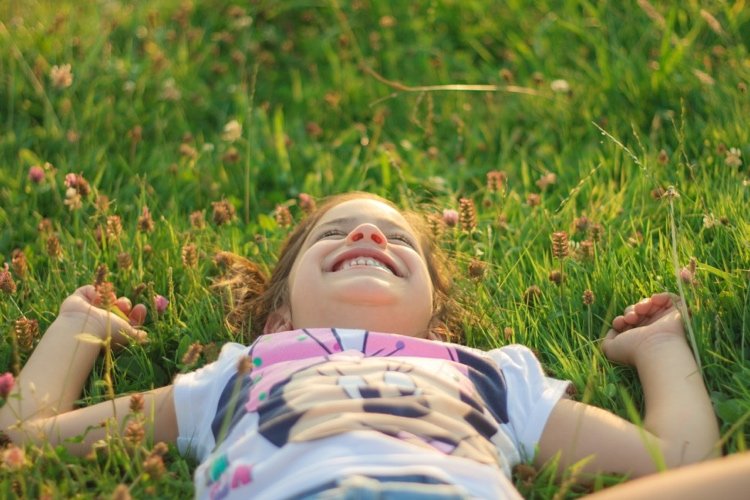 Ta bort gräsfläckar Använd sockerhemmedel och rengör försiktigt barnkläder