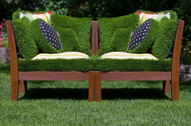 gräs-soffa-bygg-själv-trä-ram-konstgjord-gräs-idé-soffa-kuddar
