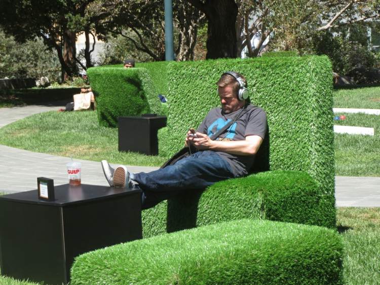 gräs-soffa-bygg-själv-naturligt utseende-gräsmatta-fåtölj-soffbord-trä