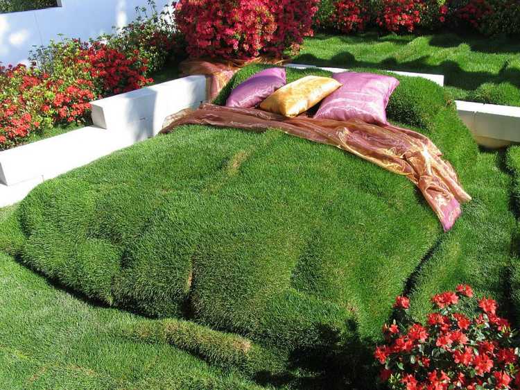 gräs-soffa-bygg-själv-säng-idé-kudde-rabatt