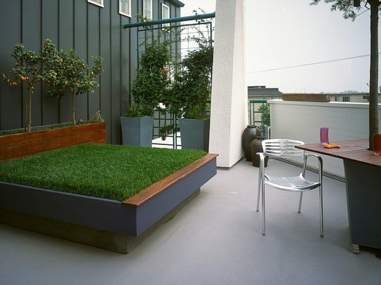 gräs-soffa-bygg-själv-balkong-inredning-idé-blomma-låda