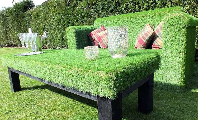 gräs soffa-trädgård-konstgjord-gräs-soffa-lock-soffbord-utanför