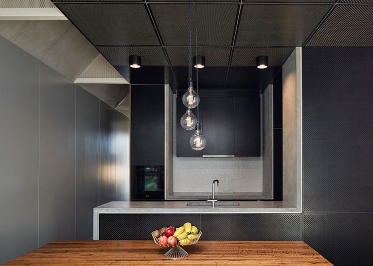 svartvitt litet-kök-grått-hängande-lampor-modernt-enkelt