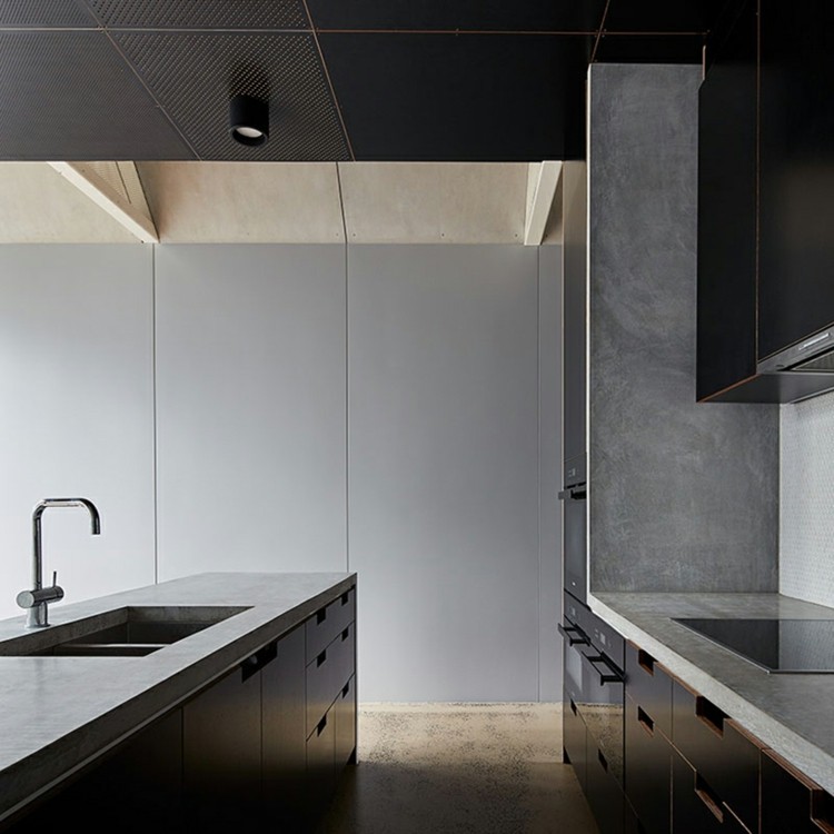 svartvitt kök-modern-grå-bänkskiva-betong-look