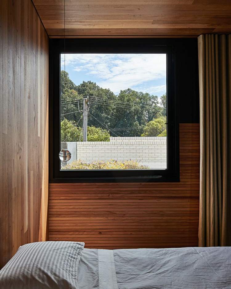svartvitt-sovrum-väggbeklädnad-trä-gardiner-sekretessskärmar