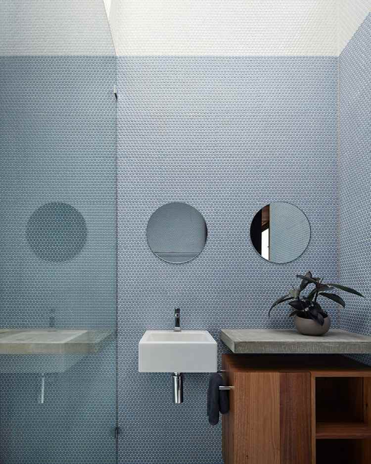svart-vit-badrum-blå-grå-kakel-mosaik-sexkant