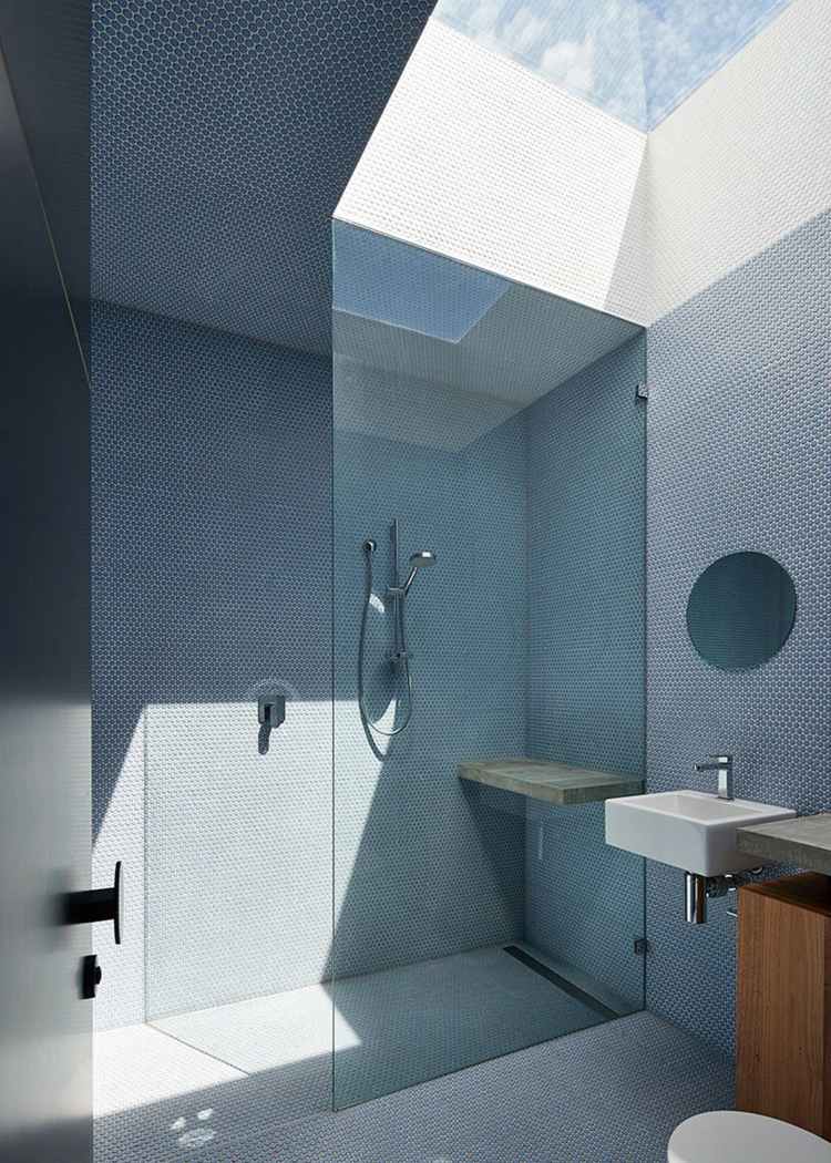 svart-vitt-badrum-takfönster-öppen-dusch
