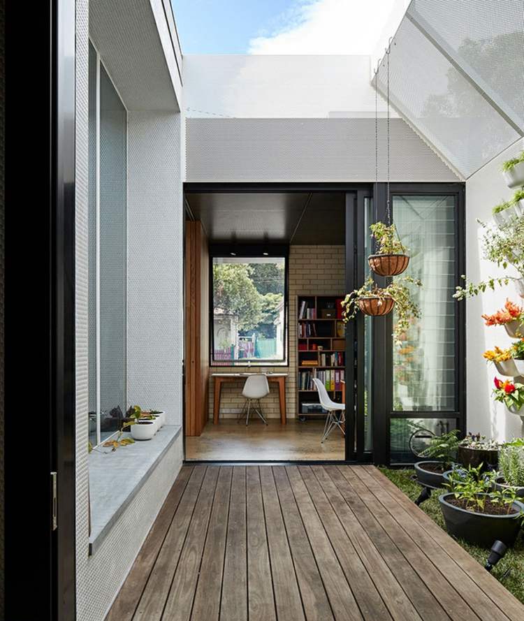 svart-vit-fönsterbrädan-sten-altandörr-modern