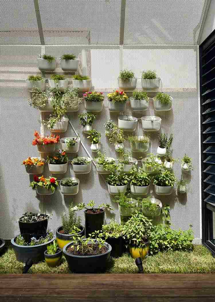 svart-vita-blomkrukor-vägg-vertikala-blommor-gräsmatta-balkong