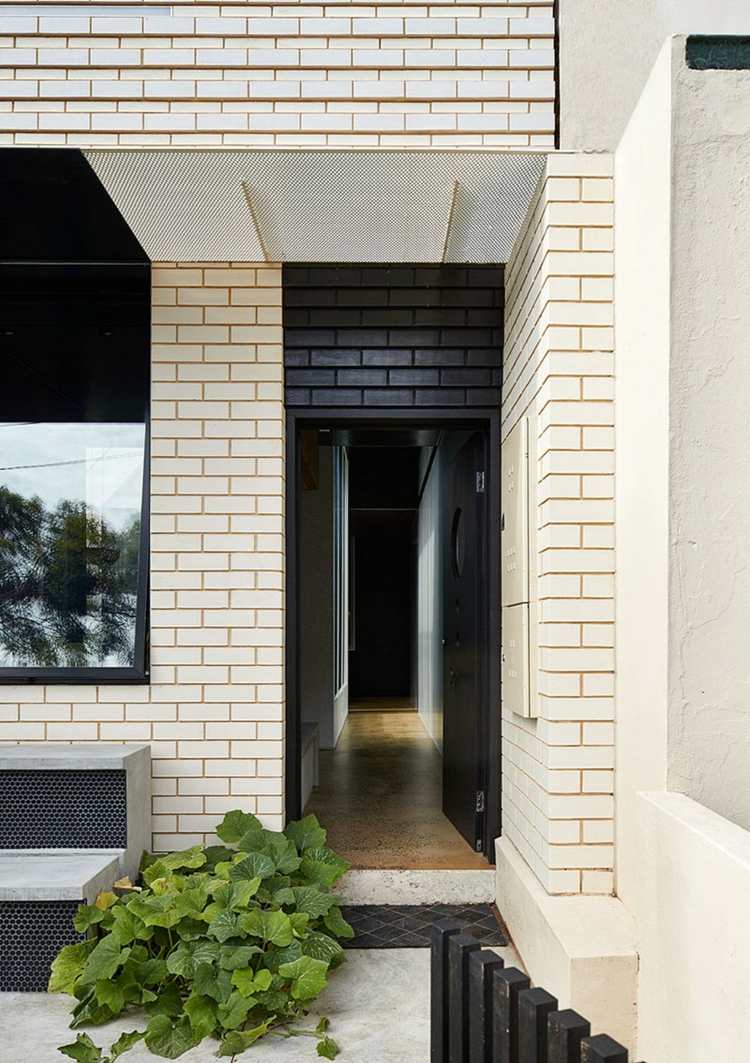 svart-vit-entré-dörr-korridor-växt-vit-tegel