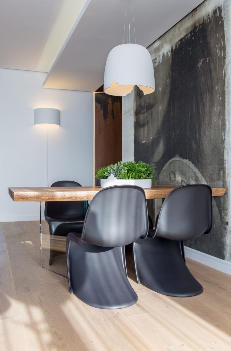 grå inredning pantone stolar svart träbord matbord