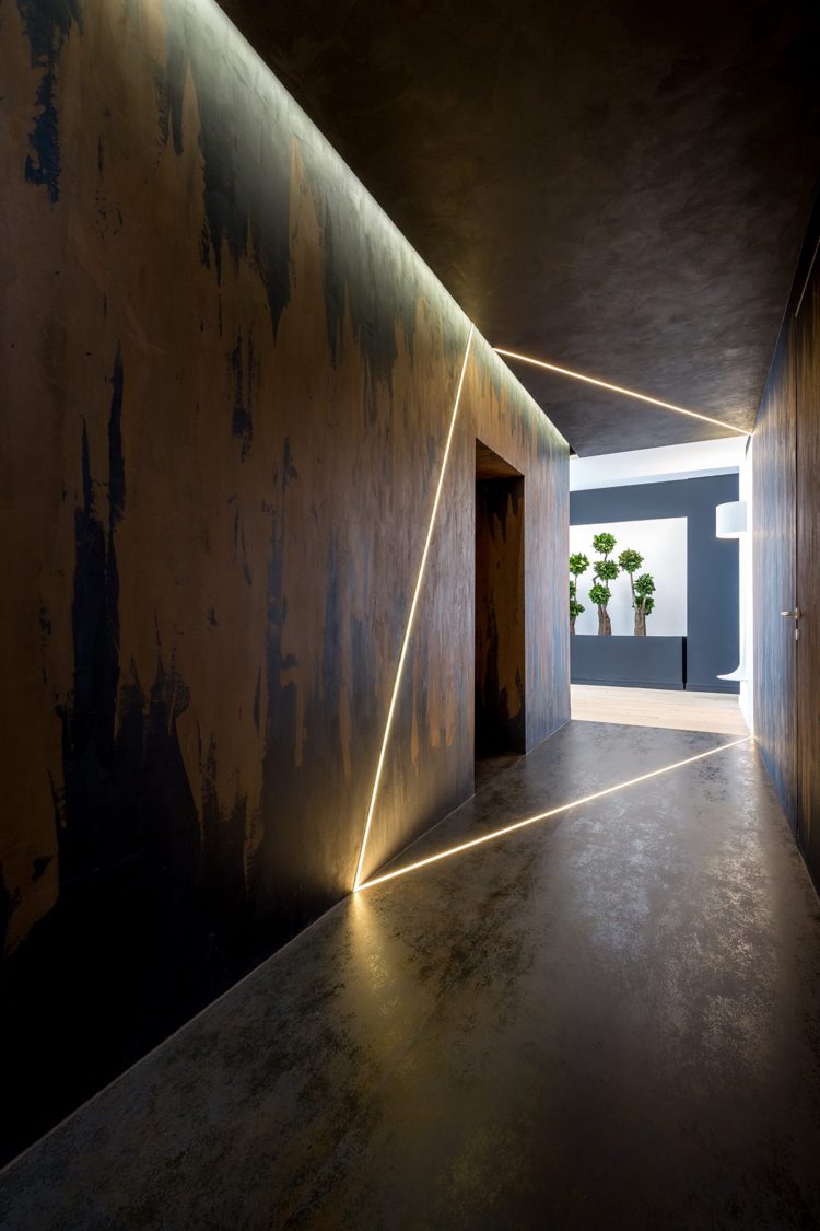 grå inredning korridor gips minimalistisk indirekt e-belysning