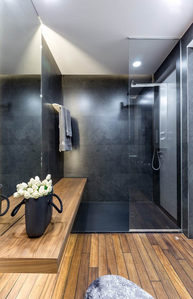 grå inredning badrum modernt trä duschglasvägg