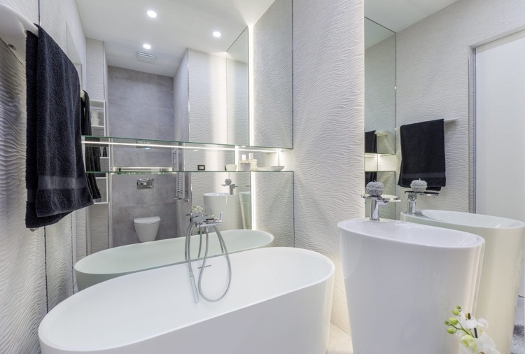 grå inredning badrum vit fristående badkar