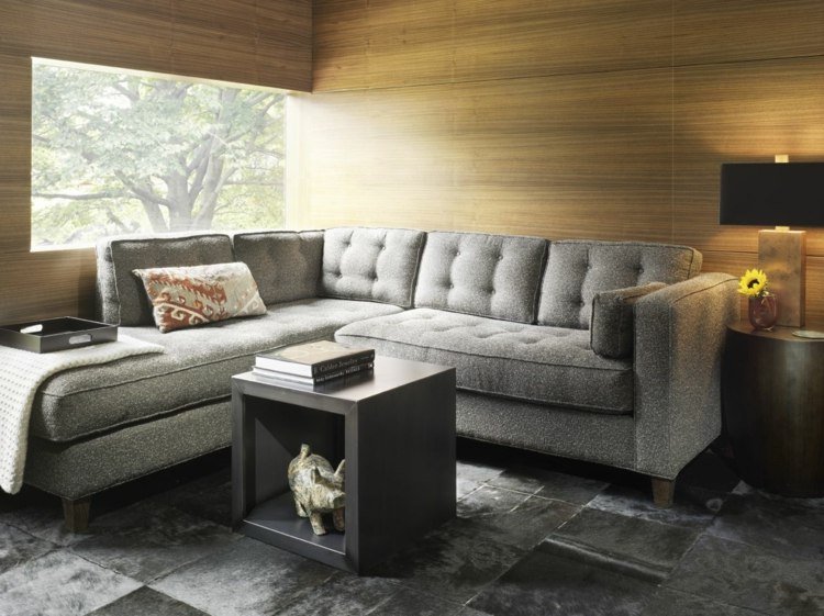 kakel grå nyanser soffbord soffa vägg brun