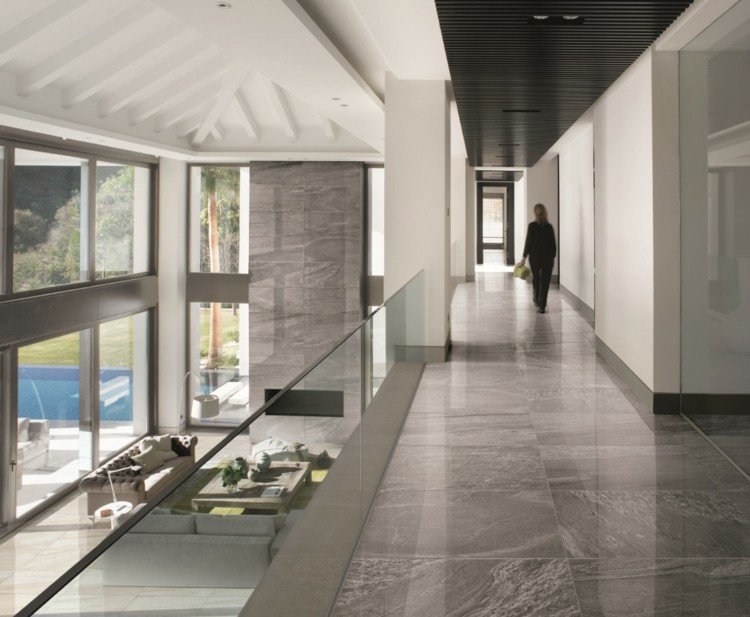 kakel grå sten korridor glasräcke svartvit inredning