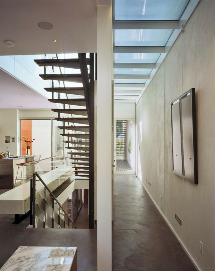 grå plattor hall idé idé takfönster trappor