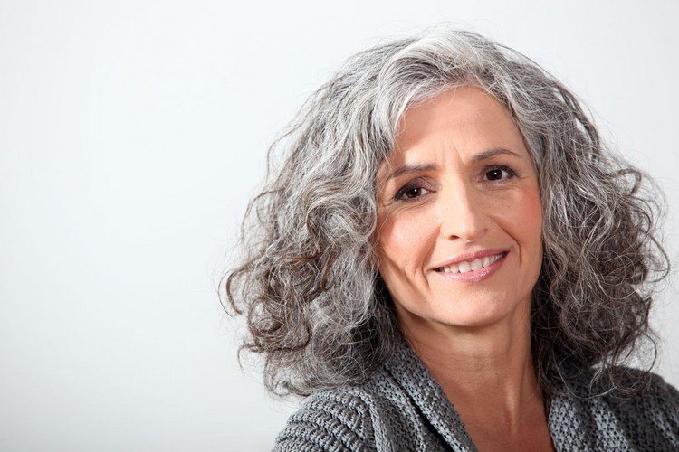 Grått hår kan växa ur färgade hårfrisyrer för kvinnor över 50 år