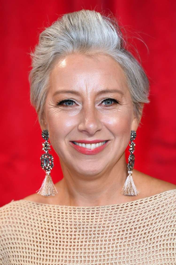 Pompadour frisyr i ljusgrå stil tips för kvinnor över 50