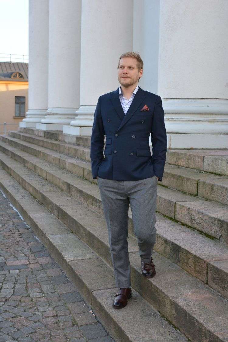 blå kavaj skjorta kvällsbyxor pelare trappor grå byxor bruna skor