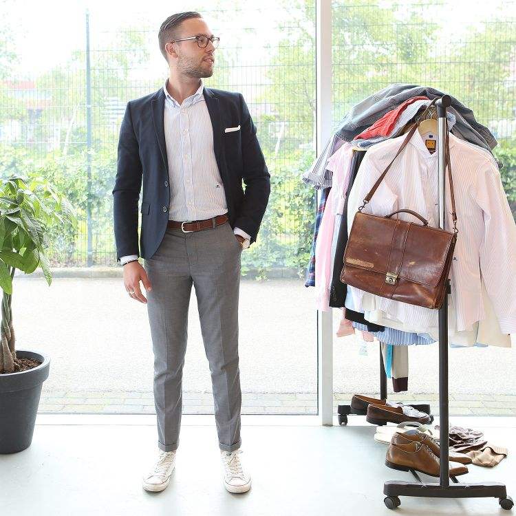 vit skjorta grå byxor kombinerar marinblå blazer sneakers klädhängare läderväska