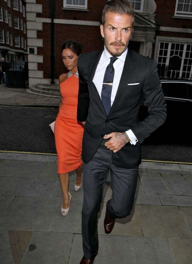 david beckham kostym svart jacka blazer vit skjorta slips blå grå byxor kombinerar bruna skor