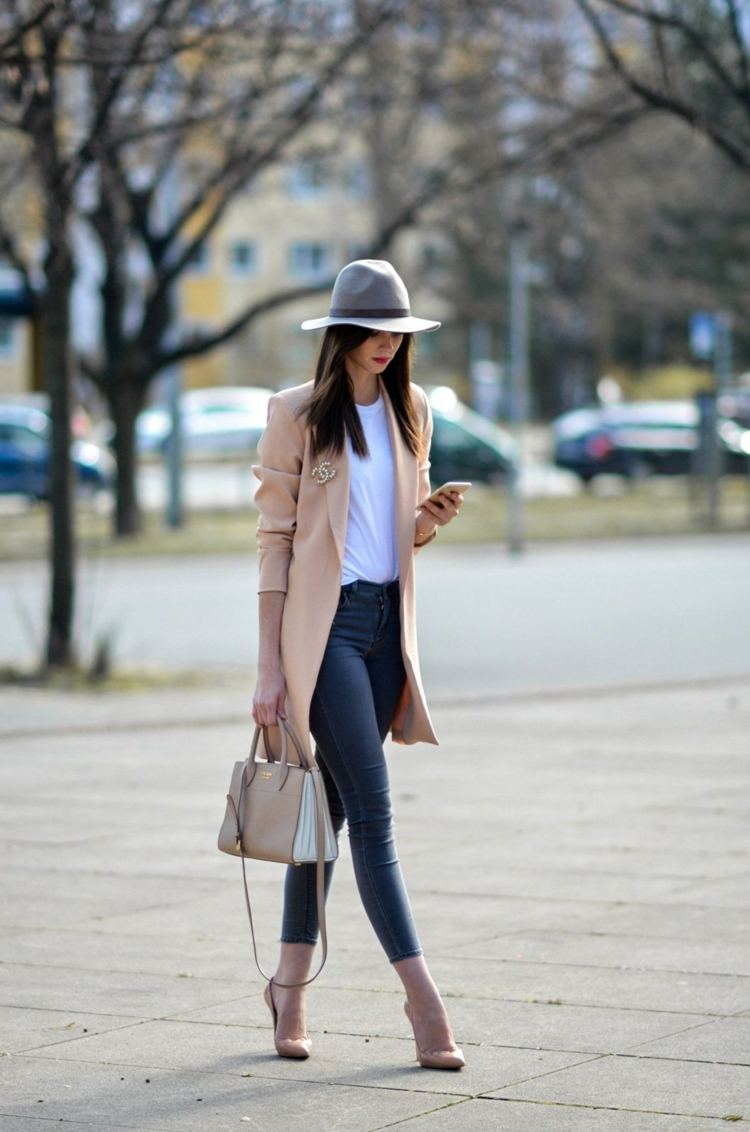grå jeans hur man kombinerar trenchcoats outfits för kontoret vintern modetrender kvinnor