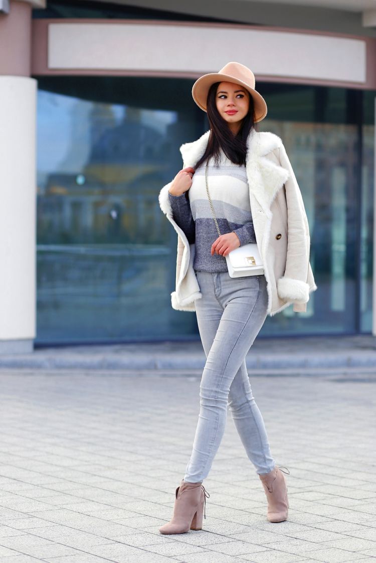 Grå jeans kombinerar dammocka jacka vinterkläder elegant