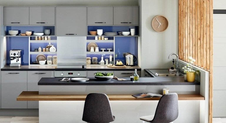 Kombinera grått och mörkblått i det moderna kökslandskapet