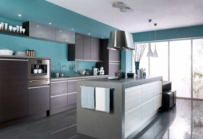 Väggfärg blått och vitt tak i det moderna minimalistiska köket