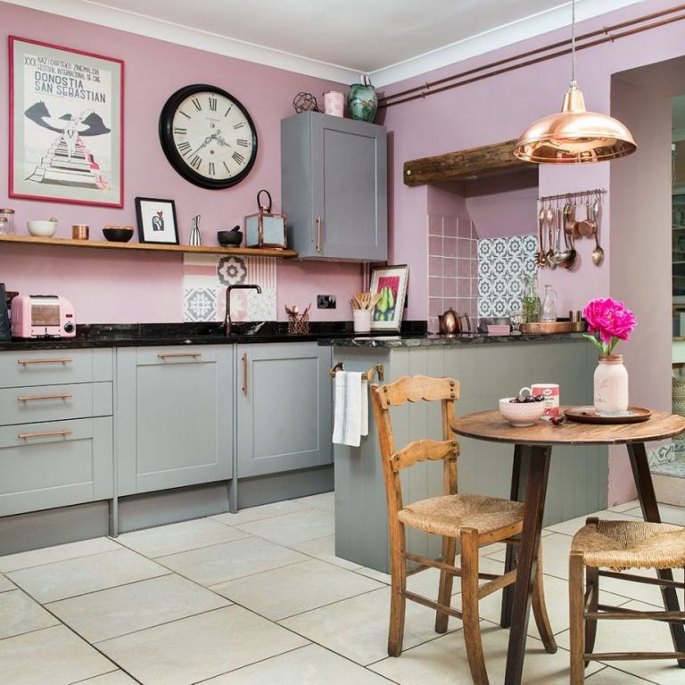 Grått och rosa i köket i retrostil kombinerar färgkombinationer och renoveringsprojekt