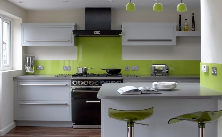 Design köket i grått och grönt Kombinera ett stänkskydd och en fläkt
