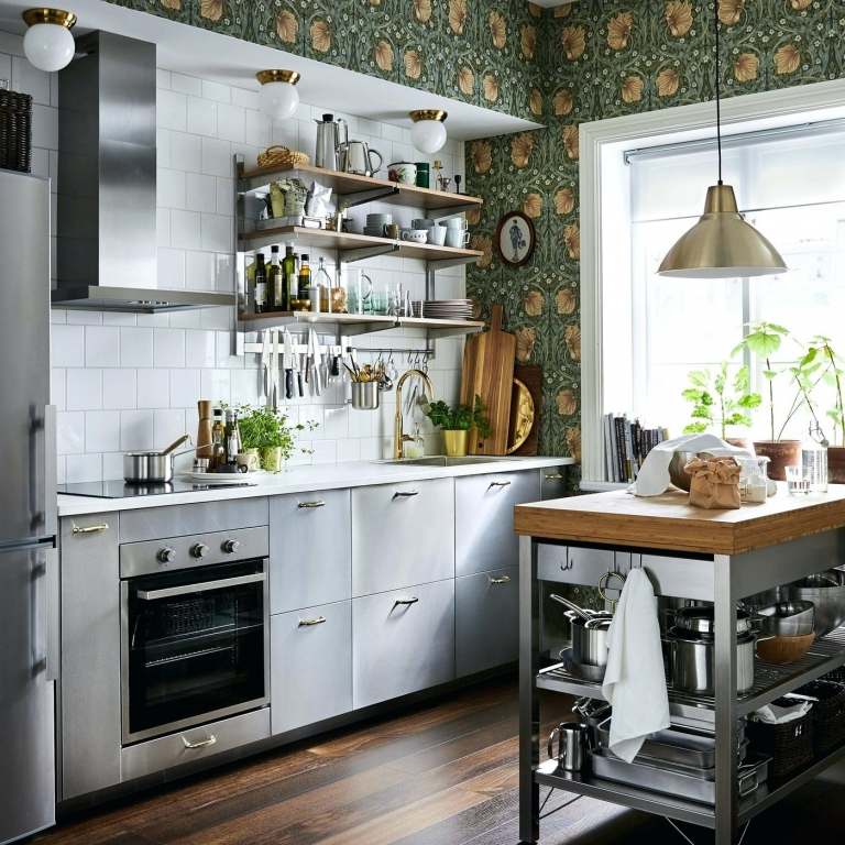 Gör ett litet kök rustikt med tapeter med färgglada mönster och vägghyllor