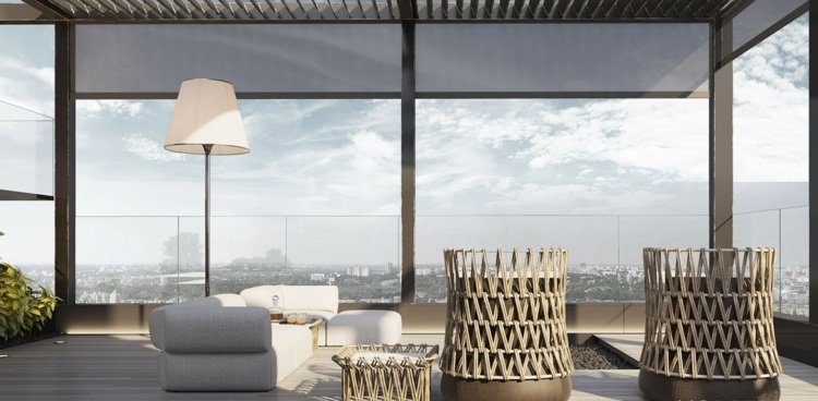 grå-möbler-balkong-sittgrupp-vit-soffa-elegant-golvlampa