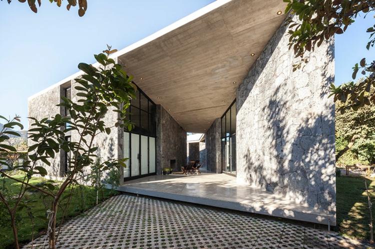 natursten-vägg-minimalistisk-hus-design-sluttande väggar