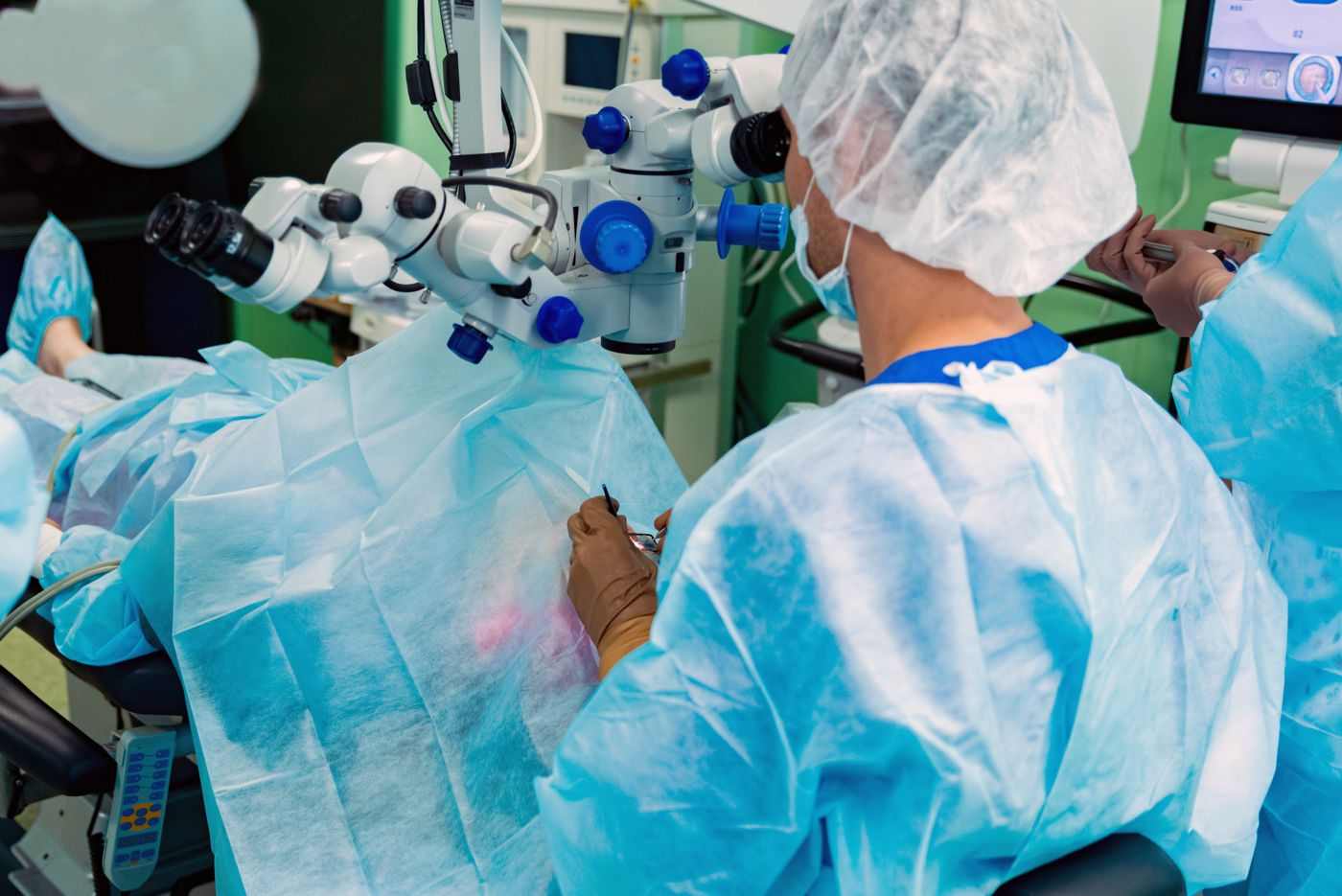kataraktbehandling byts den grumlade linsen ut under en operation