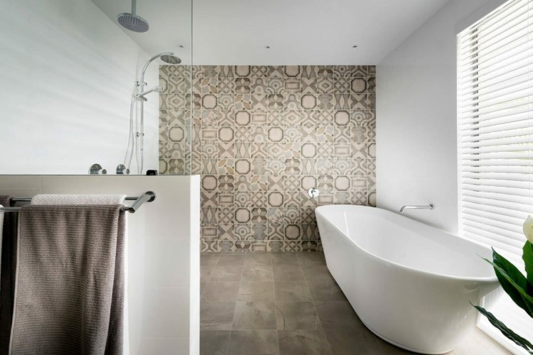 gråmatta-badrum-bad-fristående-dusch-handdukar-golvplattor